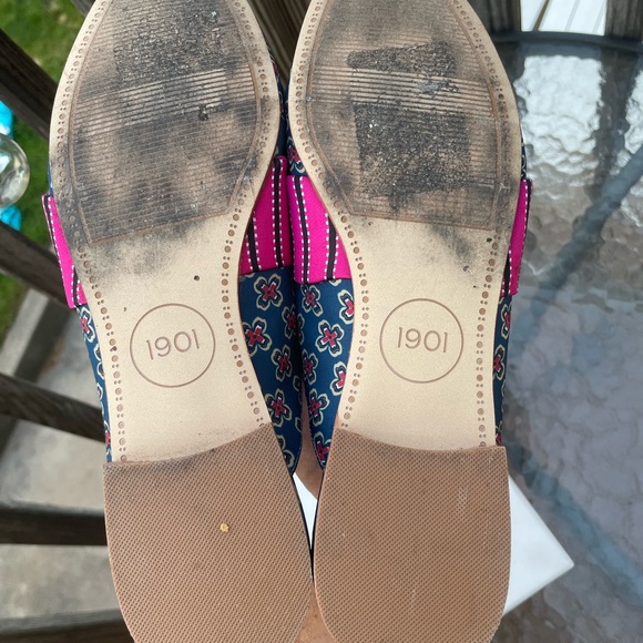 These are 1901 slides size 8 1/2 worn two times. - Picture 4 of 6